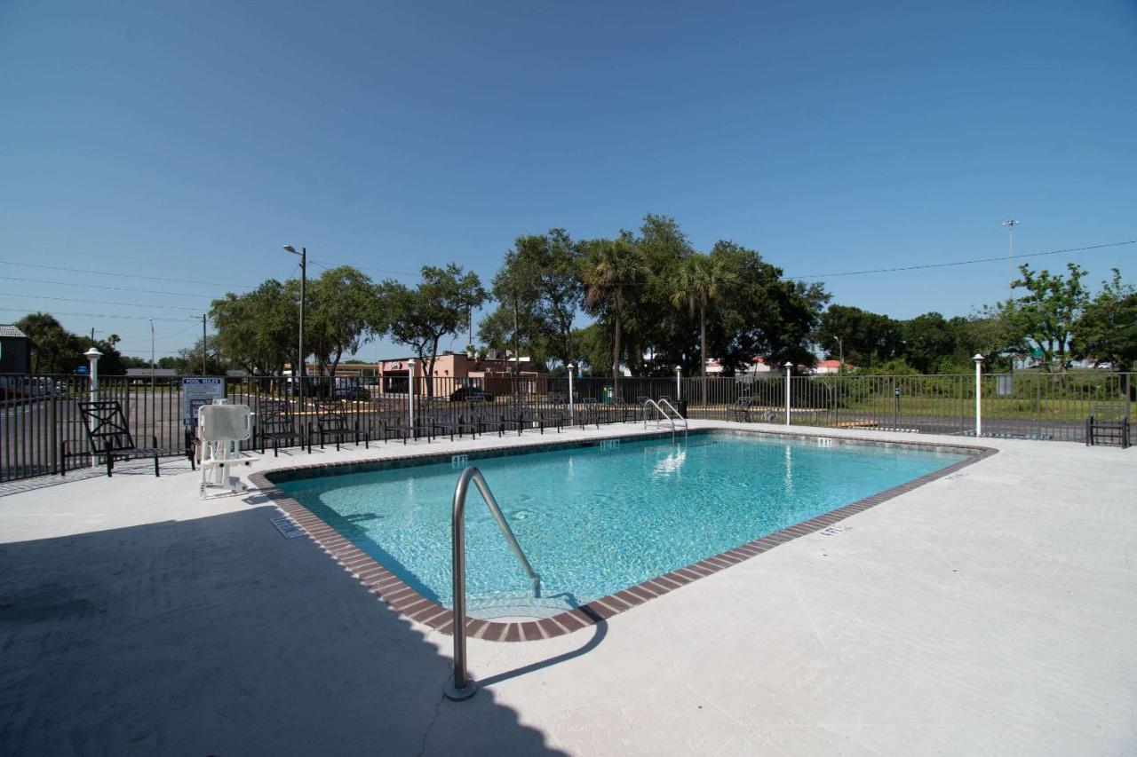 Motel 6 Tampa Near Fairgrounds - Casino Exterior photo