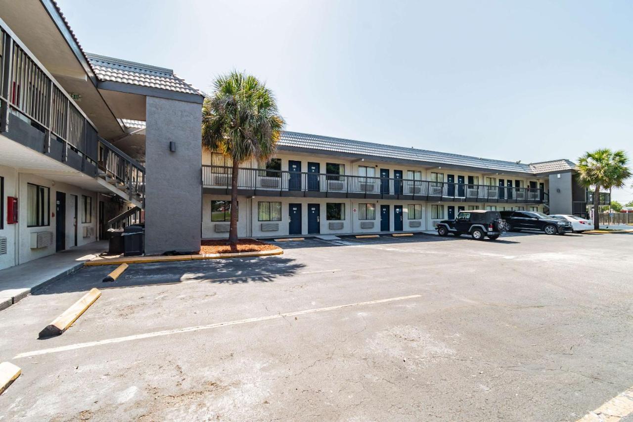 Motel 6 Tampa Near Fairgrounds - Casino Exterior photo