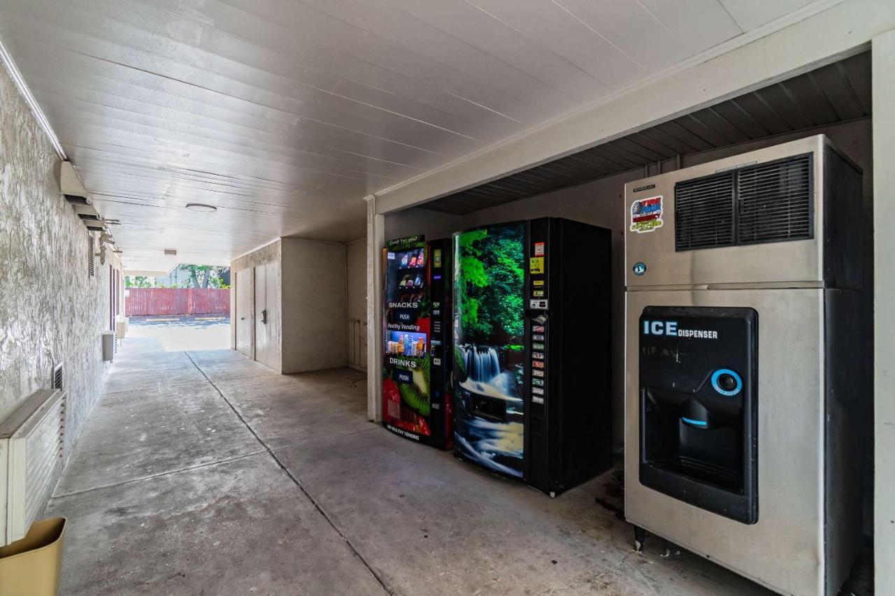 Motel 6 Tampa Near Fairgrounds - Casino Exterior photo